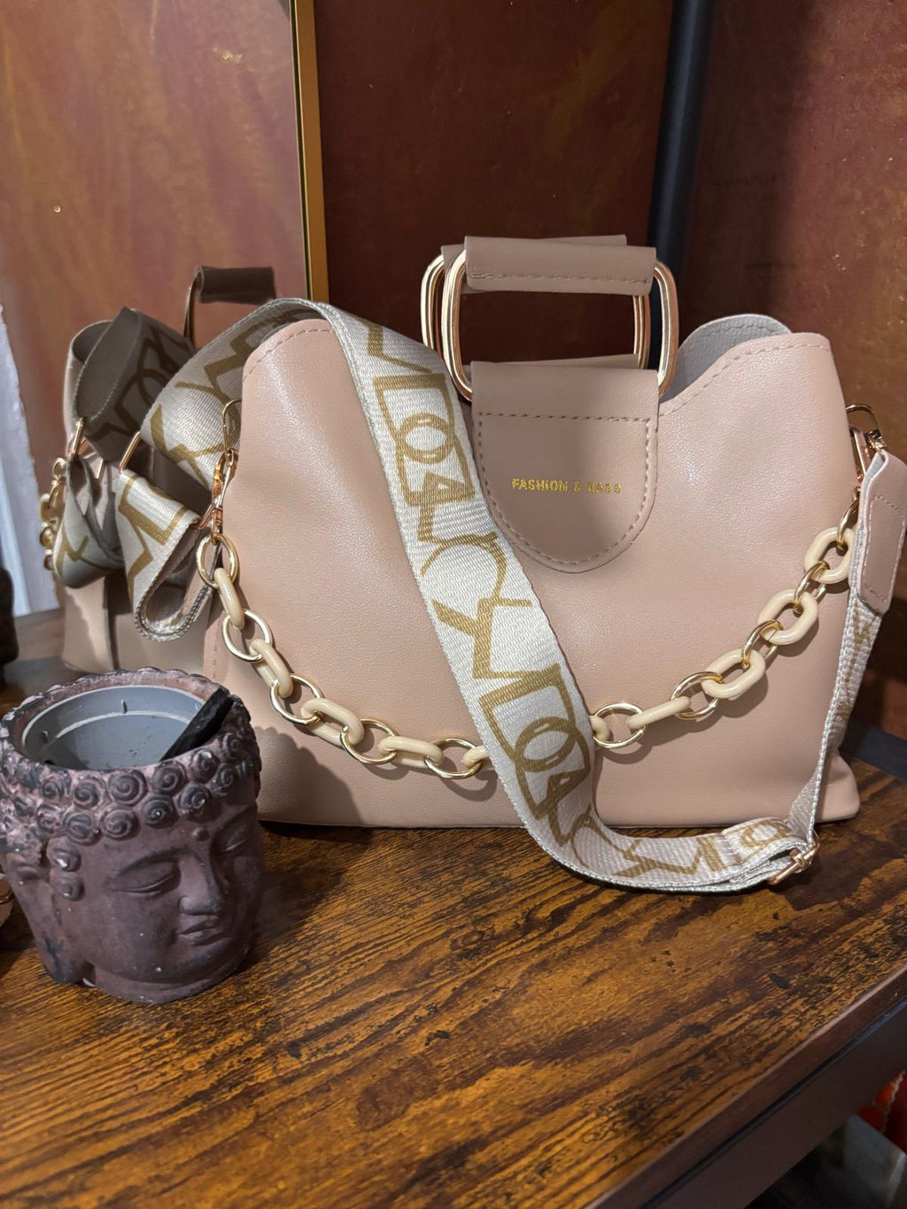 Bolso Beige con Cadena y Asa Estampada