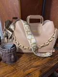 Bolso Beige con Cadena y Asa Estampada