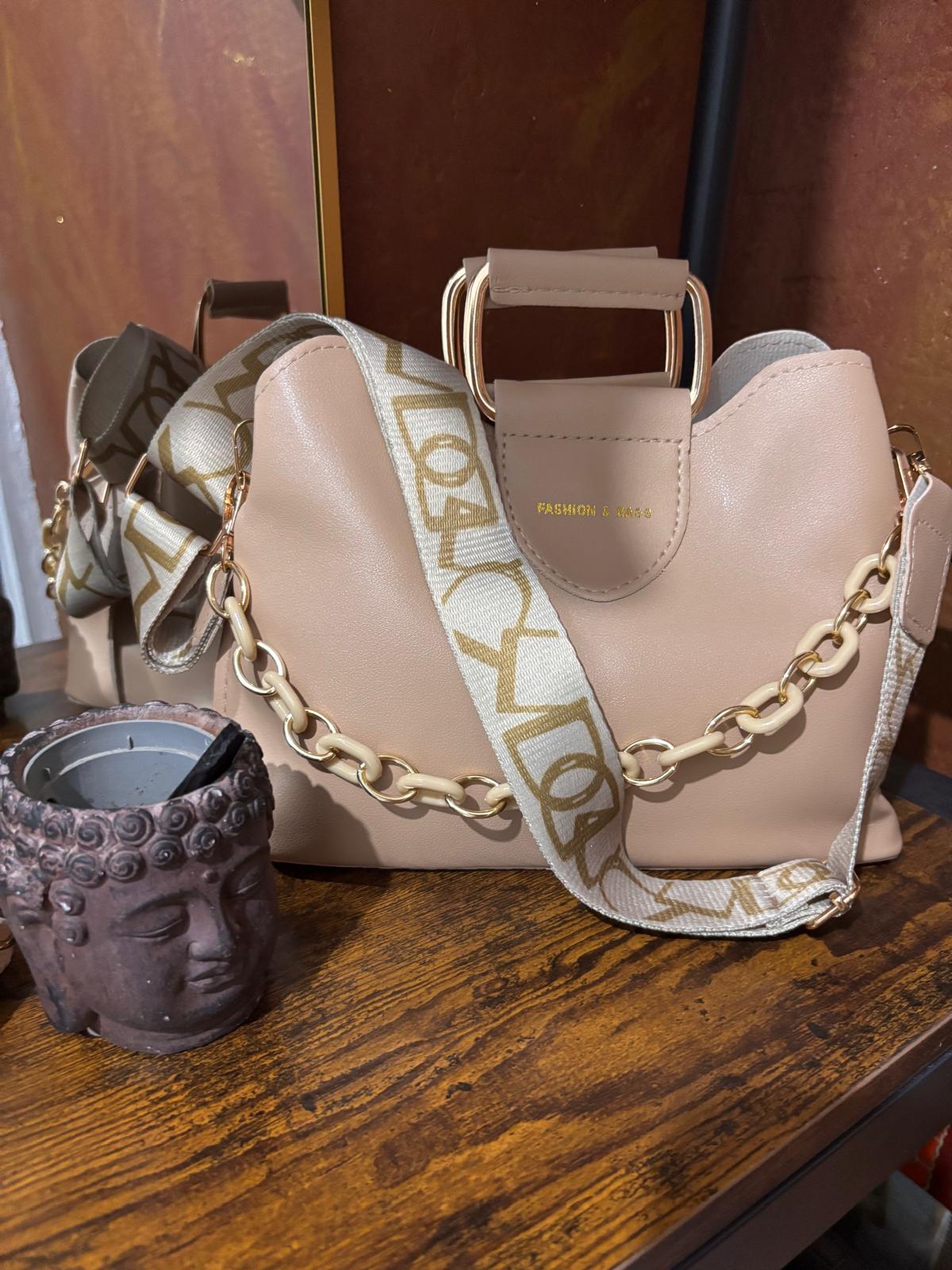 Bolso Beige con Cadena y Asa Estampada