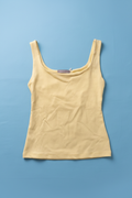Top Amarillo Pastel - Fondo Azul Cielo
