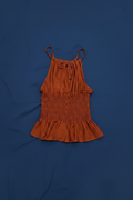 Top Terracota Halter Fruncido - Fondo Azul Cobalto