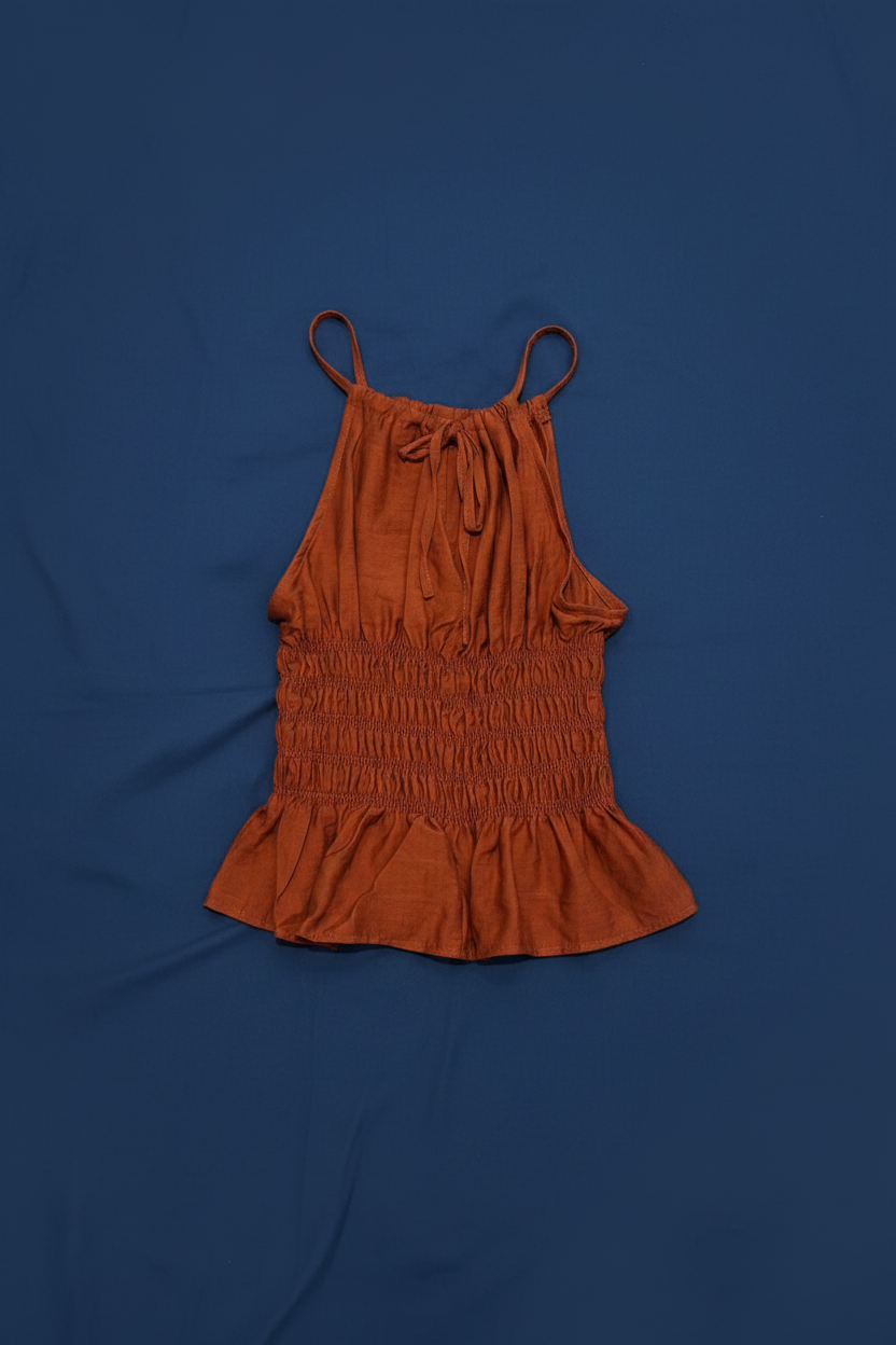 Top Terracota Halter Fruncido - Fondo Azul Cobalto